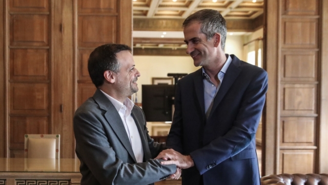 Συνάντηση Χάρη Δούκα – Κώστα Μπακογιάννη στο δημαρχείο της Αθήνας μετά τα αποτελέσματα των εκλογών (photos)
