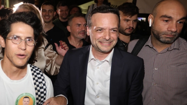 Χάρης Δούκας: Από μεγάλο αουτσάιντερ, νικητής στην κάλπη – Ποιος είναι ο «άγνωστος» νέος δήμαρχος Αθηναίων,  αυτοί εκλέγονται δημοτικοί σύμβουλοι δίπλα του (video)