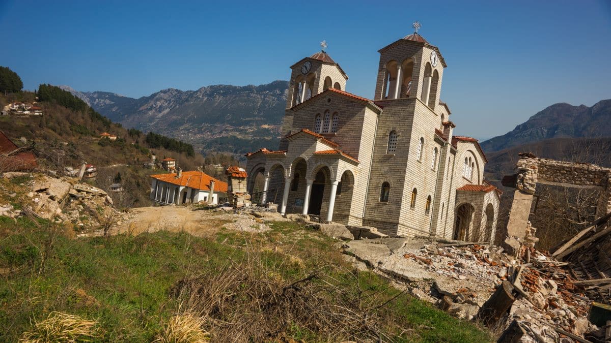 Ροποτό: Το χωριό «φάντασμα» στα Τρίκαλα που δεν σταματάει να βουλιάζει!