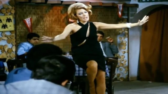Μαίρη Χρονοπούλου: Σήμερα (13/10) το «τελευταίο πάρτι» πριν την αποτέφρωση – Το μπλε φόρεμα και η αποκάλυψη της οικιακής βοηθού για τον θάνατό της αγαπημένης ηθοποιού (video)