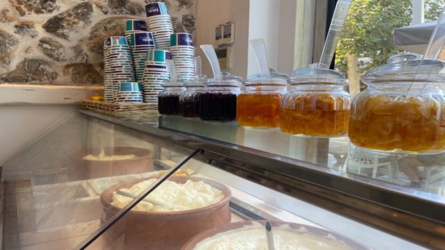 Αυτό είναι το μοναδικό yogurt bar της Αθήνας – Φρέσκα γιαούρτια και χειροποίητα γλυκά του κουταλιού
