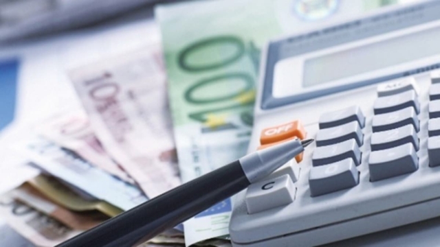 Ευχάριστη εξέλιξη για τα υπερχρεωμένα νοικοκυριά: Η εφορία «σβήνει» τις οφειλές τους – Ποιες οι προϋποθέσεις