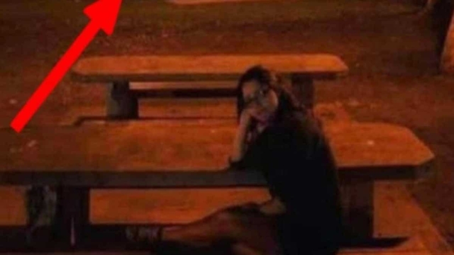 Ζευγάρι νόμιζε ότι ήταν μόνοι τους στο πάρκο και έβγαλαν μία φωτογραφία – Μόλις την παρατήρησαν καλύτερα έτρεξαν να σωθούν