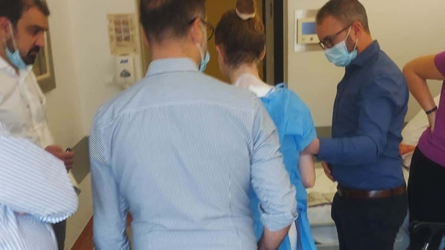 Βγήκε νικήτρια μετά από 10ωρο χειρουργείο: H 14χρονη Μιχαέλα περπάτησε ξανά ανήμερα της γιορτής της