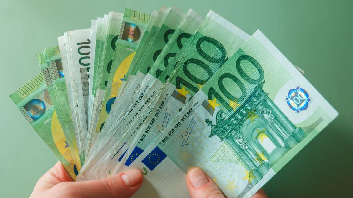 Χιλιάδες Έλληνες τσεκάρουν σήμερα λογαριασμούς: Σε ΙΒΑΝ & ΑΤΜ μπόνους 300 ευρώ