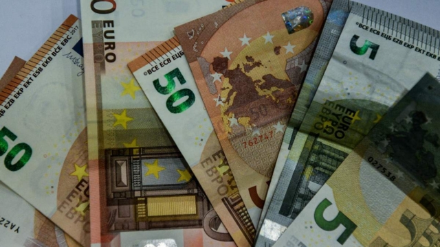 Ενίσχυση σε 7 επιδόματα: Οι δικαιούχοι και το χρονοδιάγραμμα των πληρωμών – Αυξήσεις σε συνταξιούχους και δημόσιους υπαλλήλους