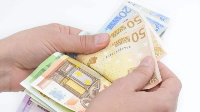 Έκτακτη εξέλιξη με πολυαναμενόμενο επίδομα – Ανατροπή με την ημερομηνία καταβολής (video)
