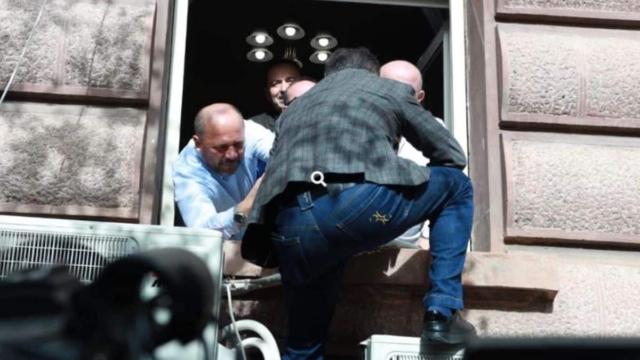 Αλβανοί βουλευτές μπαίνουν στο Κοινοβούλιο από παράθυρα σαν κλέφτες (video)