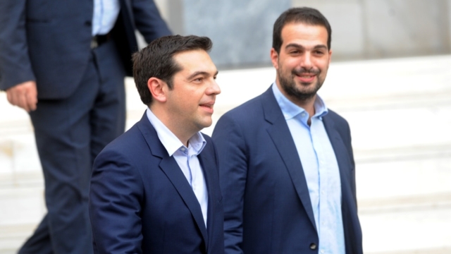 «Μερακλίδικη» συνάντηση Τσίπρα – Σακελλαρίδη σε ταβέρνα: Έφαγαν παϊδάκια με τζατζίκι και πατάτες – Άφησαν 20 ευρώ πουρμπουάρ (video)