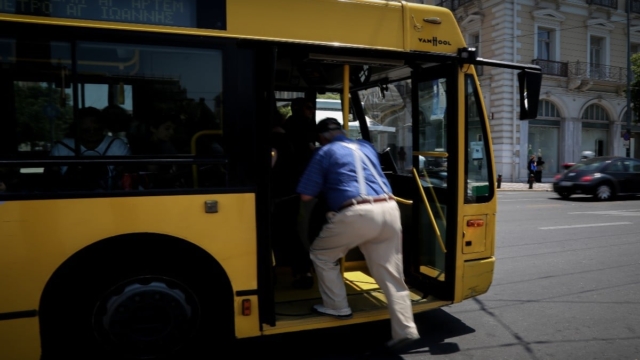 Μεγάλη αλλαγή στα ΜΜΜ: Νέος κανονισμός για τα δικαιώματα των επιβατών – «Τσουχτερά» πρόστιμα για διακρίσεις σε βάρος ΑμεΑ