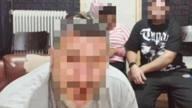“Ριάλιτι” φρίκης στο Κερατσίνι: Αυτός είναι ο 42χρονος που βασάνιζε και κακοποιούσε ΑΜΕΑ σε ζωντανή μετάδοση – Το “μαύρο” παρελθόν του (Video)