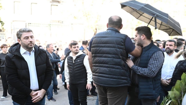 Πέταξαν καφέδες στον Νίκο Ανδρουλάκη στο Πολυτεχνείο (photos)
