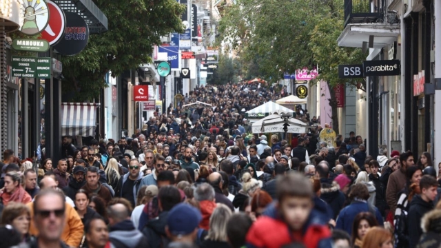 Ανακοινώθηκε ενόψει Χριστουγέννων: 3 Κυριακές με ανοιχτά μαγαζιά μέσα στις γιορτές – Το νέο ωράριο