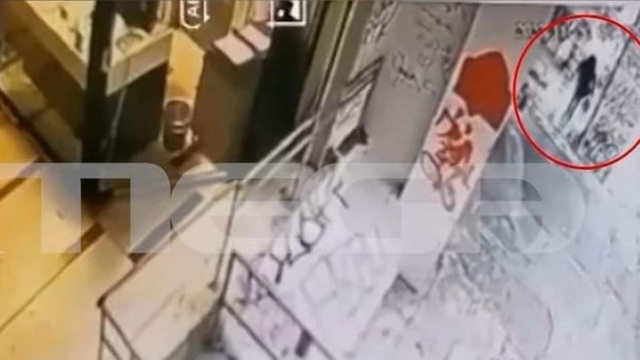 Νέο βίντεο – ντοκουμέντο από τον «Δράκο» των Εξαρχείων: Αποπειράθηκε να βιάσει 29χρονη σε πολυσύχναστο δρόμο