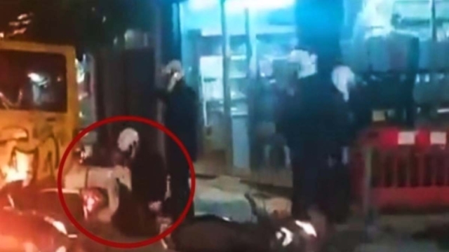 Μέσα στη σαπίλα: Αστυνομικοί γρονθοκοπούν ασταμάτητα πεσμένο διαδηλωτή – Σοκάρει το βίντεο