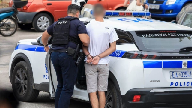 Αλλοδαποί της είπαν ότι ο γιος της χρειάζεται επειγόντως χειρουργείο και εκείνη τους πέταξε από το μπαλκόνι 25.000 ευρώ και κοσμήματα