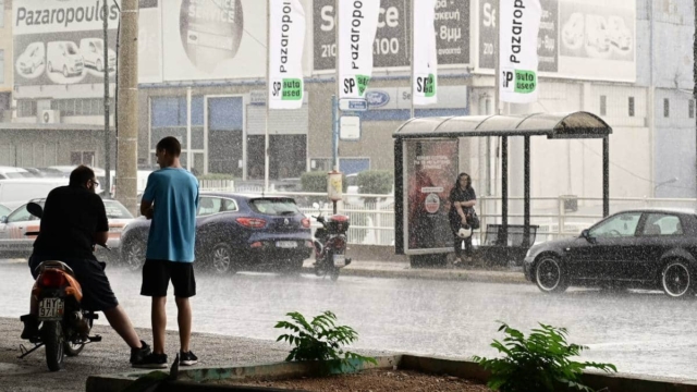 «Σήμα κινδύνου» από την ΕΜΥ: Νέο έκτακτο δελτίο με ισχυρές καταιγίδες από το βράδυ και για όλη τη Δευτέρα (13/11)
