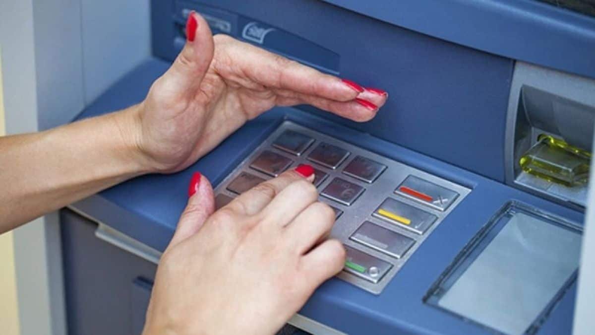 Προσοχή με την τεράστια απάτη: Δείτε πώς θα καταλάβετε αν το ΑΤΜ που κάνεις ανάληψη είναι παγιδευμένο