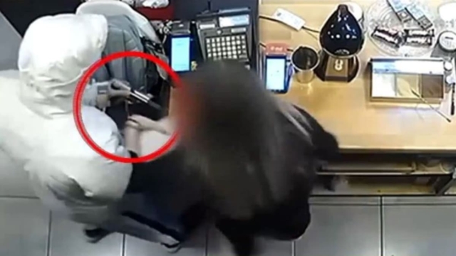 Θεσσαλονίκη: Ατρόμητη υπάλληλος δε «μάσησε» από το όπλο και την κουκούλα ληστή και τον έσπρωξε (video)