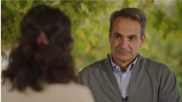Ο Κυριάκος Μητσοτάκης συμπαραστάθηκε σε θύμα έμφυλης βίας: «Πώς άντεξες τόσα χρόνια; Σήμερα σπάμε τη σιωπή»