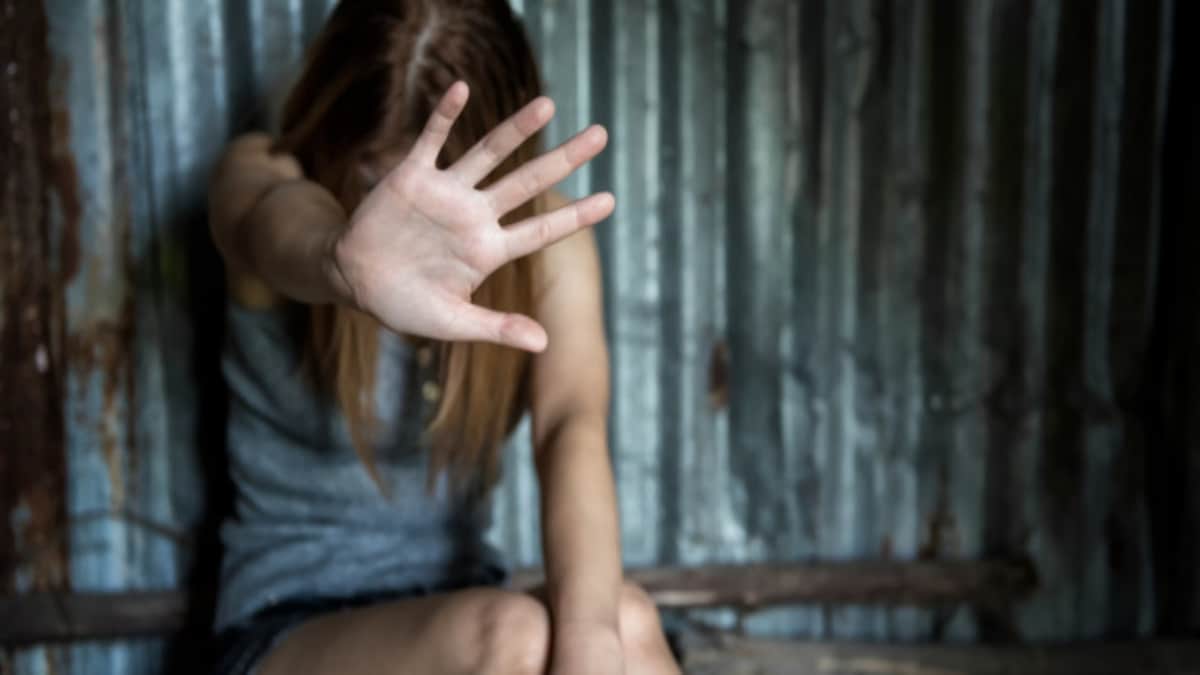 Φρίκη στην Εύβοια: Μητέρα κατήγγειλε 30χρονο για τον βι@σμό της 13χρονης κόρης της – Ο αδελφός της βρήκε μηνύματα