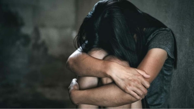 Φρίκη στον Κολωνό: 18 άτομα βί@σαν ομαδικά 20χρονη – Η σοκαριστική καταγγελία