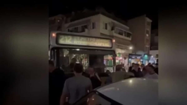 Απίστευτες σκηνές στον Βύρωνα: Επιβάτες λεωφορείου επιτέθηκαν σε οδηγό που πάρκαρε παράνομα
