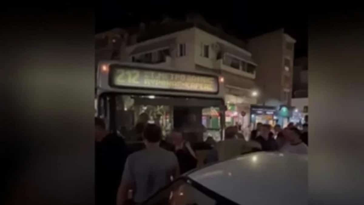 Απίστευτες σκηνές στον Βύρωνα: Επιβάτες λεωφορείου επιτέθηκαν σε οδηγό που πάρκαρε παράνομα