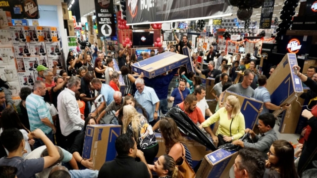Πώς ξεκίνησε ο θεσμός της Black Friday – Η φρενίτιδα των εκπτώσεων και πως πήγε να τινάξει την οικονομία των ΗΠΑ στον «αέρα»