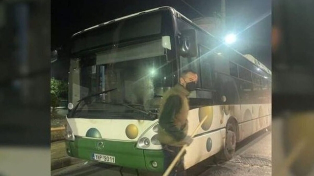Νύχτα τρόμου στην Αθήνα: Επίθεση ανηλίκων με βόμβες μολότοφ σε λεωφορείο στη Φυλής – Βίντεο ντοκουμέντο με τους δράστες