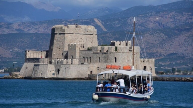 Ναύπλιο: Εφιάλτης η επίσκεψη τους στο Μπούρτζι – Επενέβη το Λιμενικό