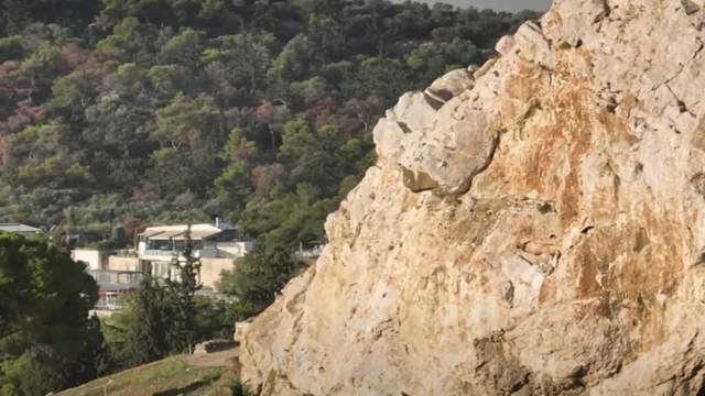 Το «σκοτεινό» μυστήριο της Ακρόπολης: Μπορείτε να δείτε τη φιγούρα που «κρύβεται» στον βράχο; (video)
