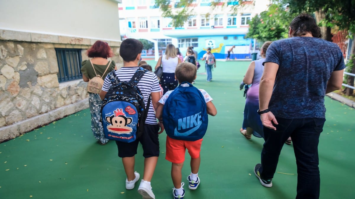 Εικόνες ντροπής στην Καλαμάτα: Άγριος ξυλοδαρμός γονέα έξω από Δημοτικό σχολείο και μπροστά στα μάτια παιδιών