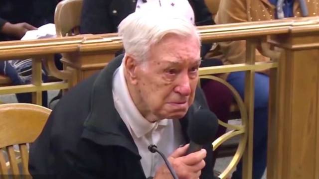 Υπάρχουν άνθρωποι: Δικαστής διέγραψε κλήση 96χρονου που έτρεχε πάνω από το όριο ταχύτητας για να φροντίσει τον καρκινοπαθή γιο του (video)