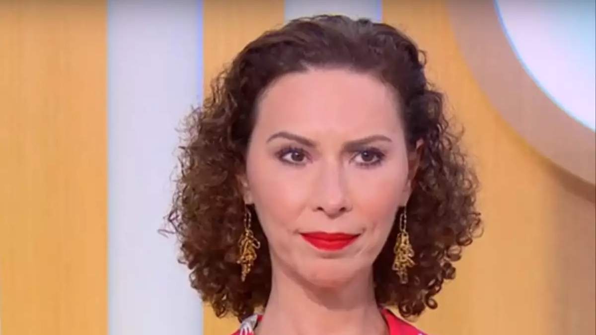«Γιατρέ, μου την αφήσατε τη μήτρα ή μου την αφαιρέσατε;»: Καθηλώνει η Δώρα Χρυσικού με την περιγραφή της για τον καρκίνο