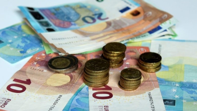 200 ευρώ στο χέρι: Λεφτά για όλους με «καυτό» επίδομα που θα ανακουφίσει χιλιάδες πολίτες