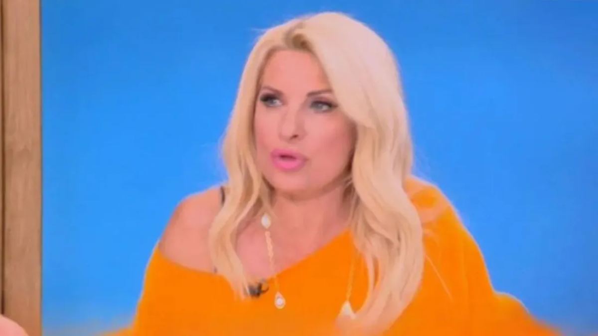 Υπέρ των ομοφυλόφιλων η Ελένη Μενεγάκη: «Με ρώτησε αν γίνεται που το τάδε παιδί έχει δύο μαμάδες…»