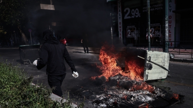 Επεισόδια με φωτιές σε κάδους έξω από τη Γεωπονική Σχολή – Κλειστή η Ιερά Οδός (photos)