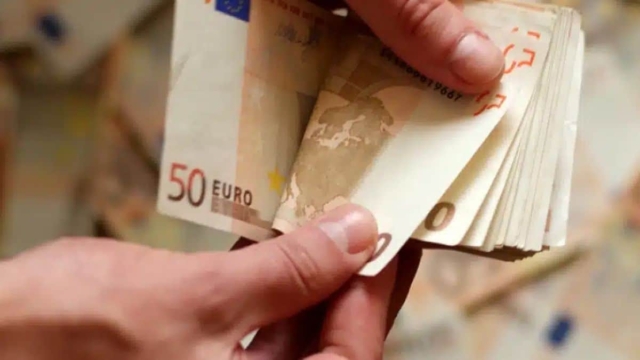 Οικονομική «ανάσα» για χιλιάδες πολίτες – «Έσκασε» έκτακτο επίδομα 250 ευρώ