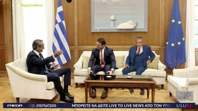 Θεός Νίκος Ευαγγελάτος: Κάθισε στον καναπέ του Μαξίμου μαζί με Μητσοτάκη και Κασσελάκη