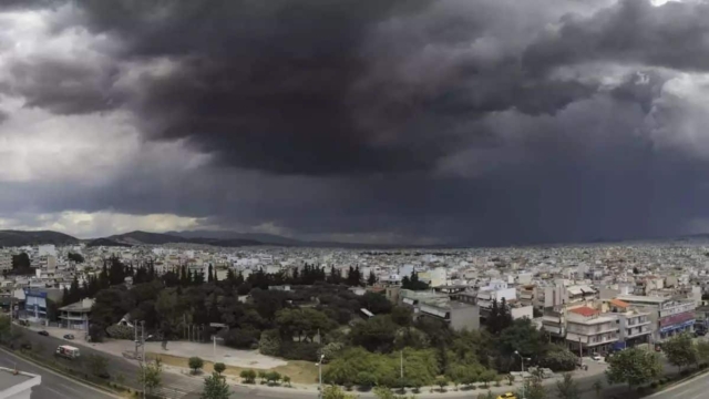 Η Φωτογραφία της Ημέρας: Βροχερό σκηνικό πάνω από την Αθήνα