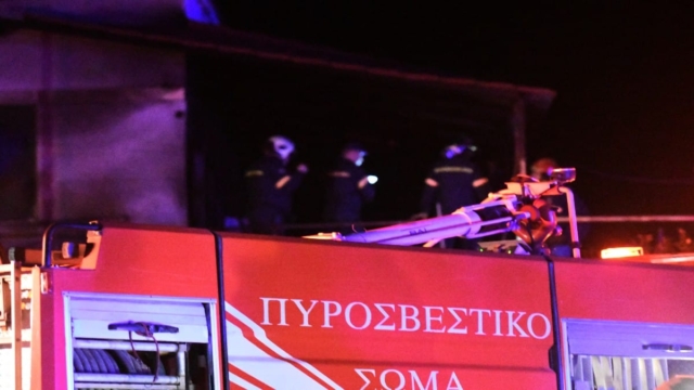 Ανείπωτη τραγωδία στο Κορωπί: Νεκροί δύο άνδρες από φωτιά σε αποθήκη – Έρευνες στο σημείο