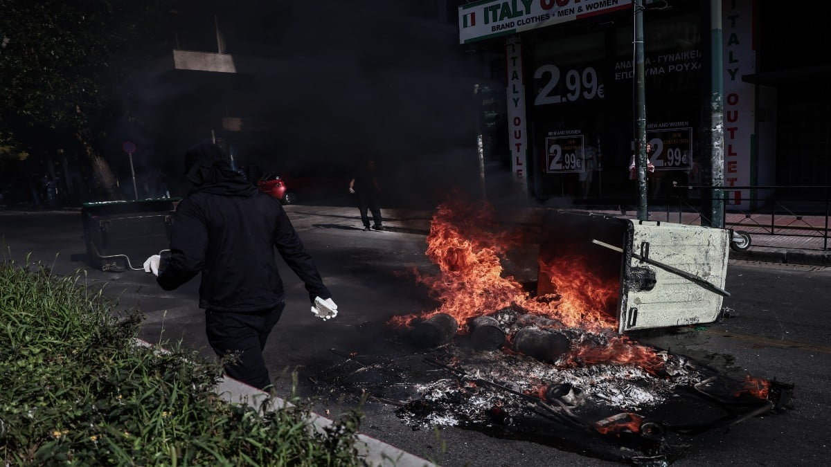 Κλειστή η λεωφόρος Μεσογείων: Ρομά άναψαν φωτιές για τον 17χρονο Χρήστο που σκοτώθηκε από πυρά αστυνομικού – Κάδοι καίγονται, σταμάτησε η κυκλοφορία στο σημείο