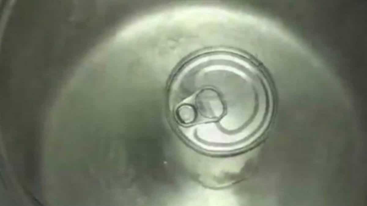Πήρε ένα ζαχαρούχο γάλα και το έριξε μέσα σε βρασμένο νερό – Το αποτέλεσμα είναι εκπληκτικό