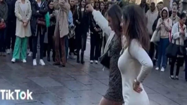 Πού να χόρευαν και τσιφτετέλι: Ελληνίδες θεές ρίχνουν «Ικαριώτικο» στο Παρίσι και γίνονται viral παγκοσμίως!