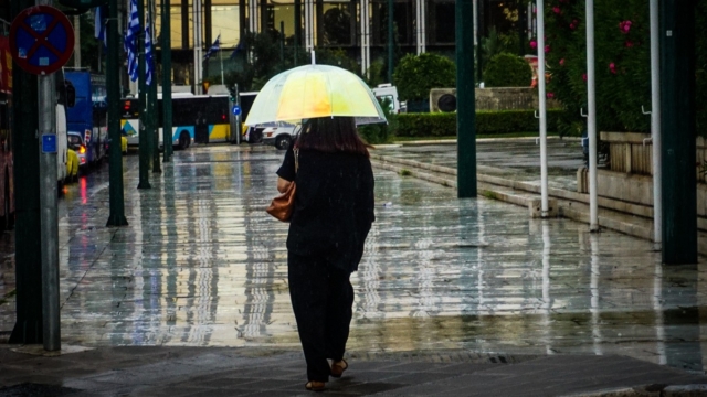 Καιρός σήμερα 3/11: Τριήμερο κακοκαιρίας θα «μουσκέψει» τη χώρα! Βροχές, καταιγίδες και αφρικανική σκόνη θα «σκεπάσουν» την ατμόσφαιρα (video)