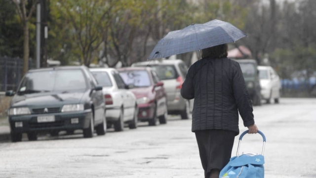 Καιρός σήμερα 28/11: Βροχές και καταιγίδες με θυελλώδεις ανέμους – Πού θα πέσουν χιόνια (video)
