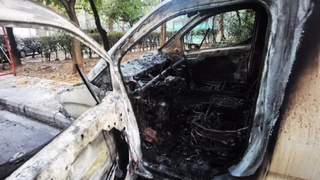 Σκηνές «πολέμου» στην Καισαριανή: Έκαψαν αυτοκίνητο και κάδους, έσπασαν καταστήματα