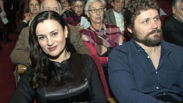 «Χείμαρρος» η Καρυοφυλλιά Καραμπέτη: «Ας σταματήσει πια η κοινωνία να είναι επικριτική απέναντι στις γυναίκες που επιλέγουν να μην γίνουν μητέρες»