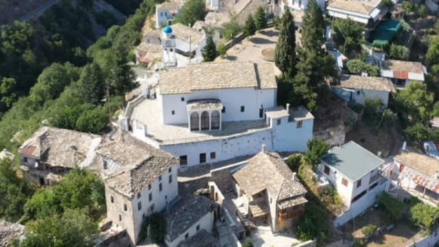 Καταπράσινες πλαγιές, μόλις 3 ώρες από την Αθήνα: Το «άγνωστο» χωριό της Αρκαδίας για weekend της τελευταίας στιγμής που θυμίζει κάτι από Αιγαίο (Video)